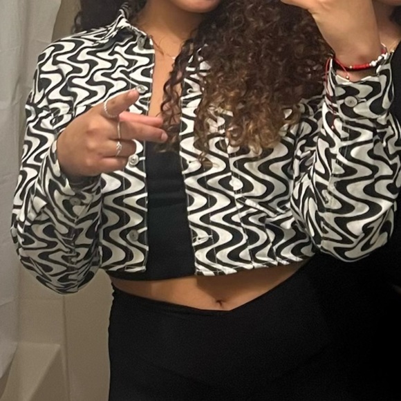 H&M Jackets & Blazers - H&M Black and White Wavy Pattern Cropped Jacket